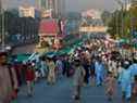 Les gens tiennent un grand drapeau du Cachemire sous administration pakistanaise lors de la manifestation du Kashmir Million March et du plus grand drapeau du monde en solidarité avec les Cachemiris sous administration indienne, à Islamabad le 20 octobre 2019. 