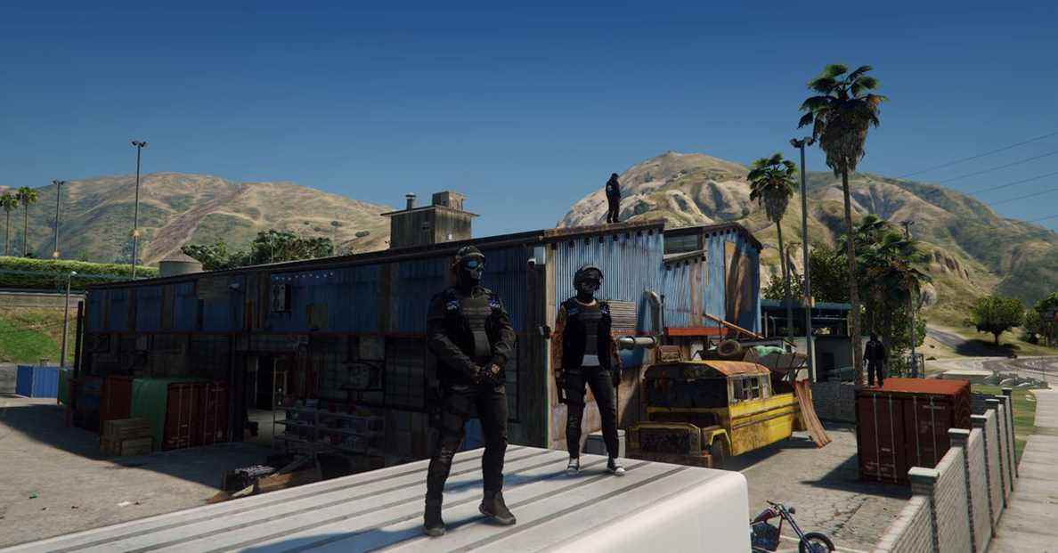 Les joueurs de rôle des gangs de motards hors-la-loi de GTA Online aiment aussi une pelouse bien entretenue
