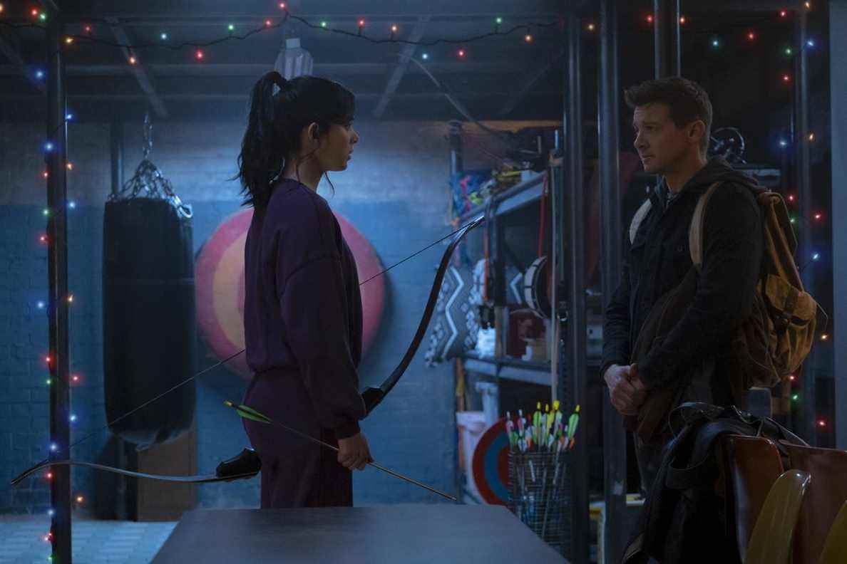 Kate Bishop (Hailee Steinfeld) et Hawkeye/Clint Barton (Jeremy Renner) dans Hawkeye de Marvel Studios