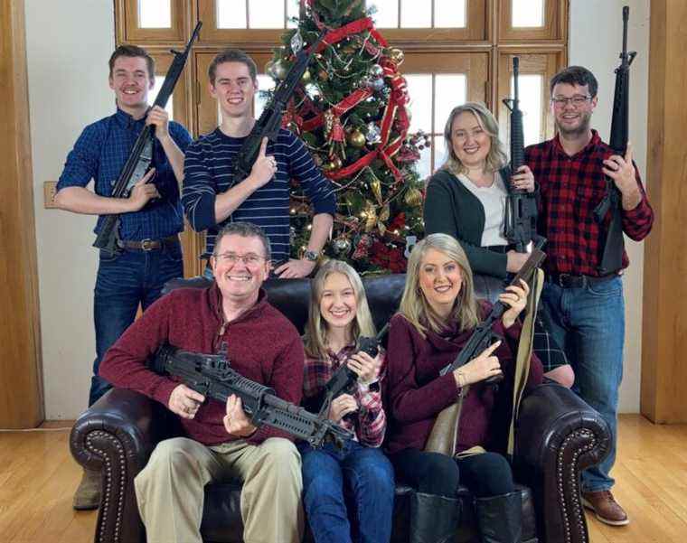 Un membre du Congrès publie une photo de Noël en famille avec des armes à feu, quelques jours après une fusillade à l’école