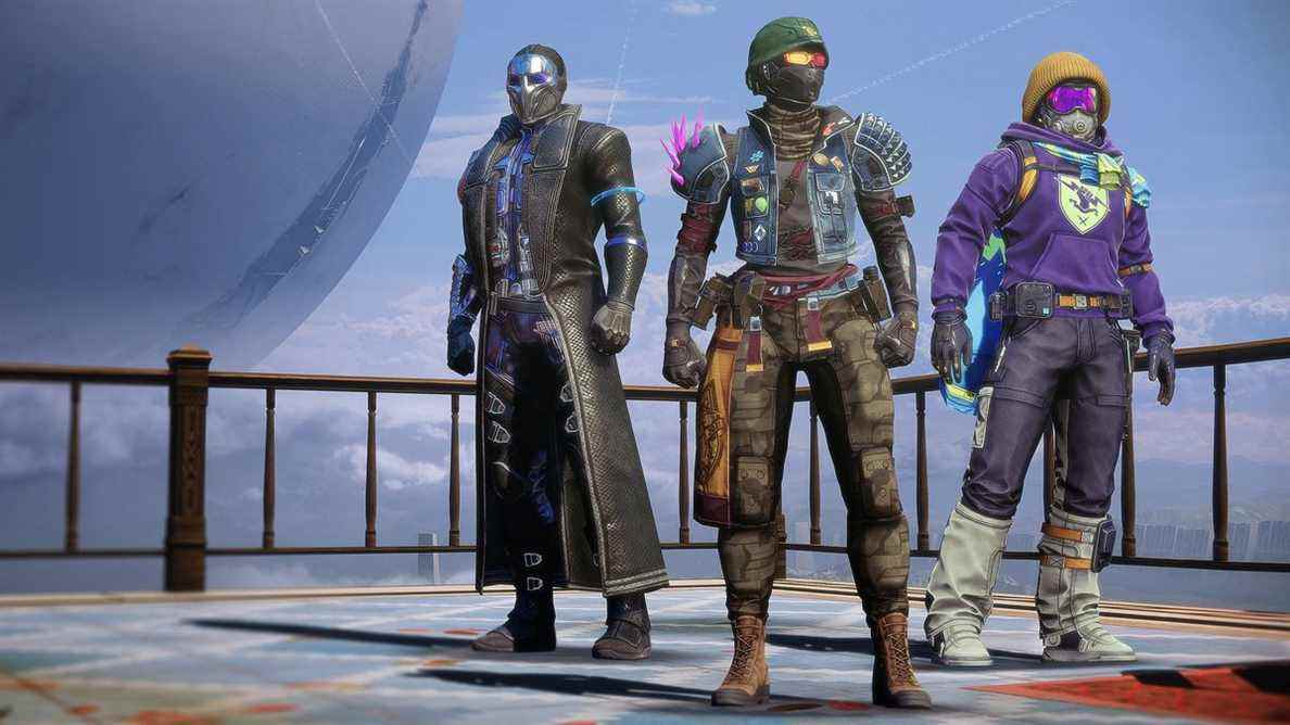 Trois gardiens se tiennent dans la tour vêtus d'un équipement décontracté sur le thème de Bungie