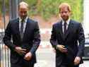 Le prince William, duc de Cambridge et le prince Harry arrivent lors d'une visite au nouveau centre communautaire Support4Grenfell de la Royal Foundation le 5 septembre 2017 à Londres, en Angleterre.