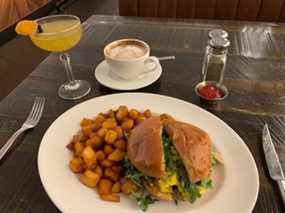 Un magnifique sandwich au petit-déjeuner Walper, du TWH Mimosa et du Latte à la vanille chez TWH Social à Kitchener.