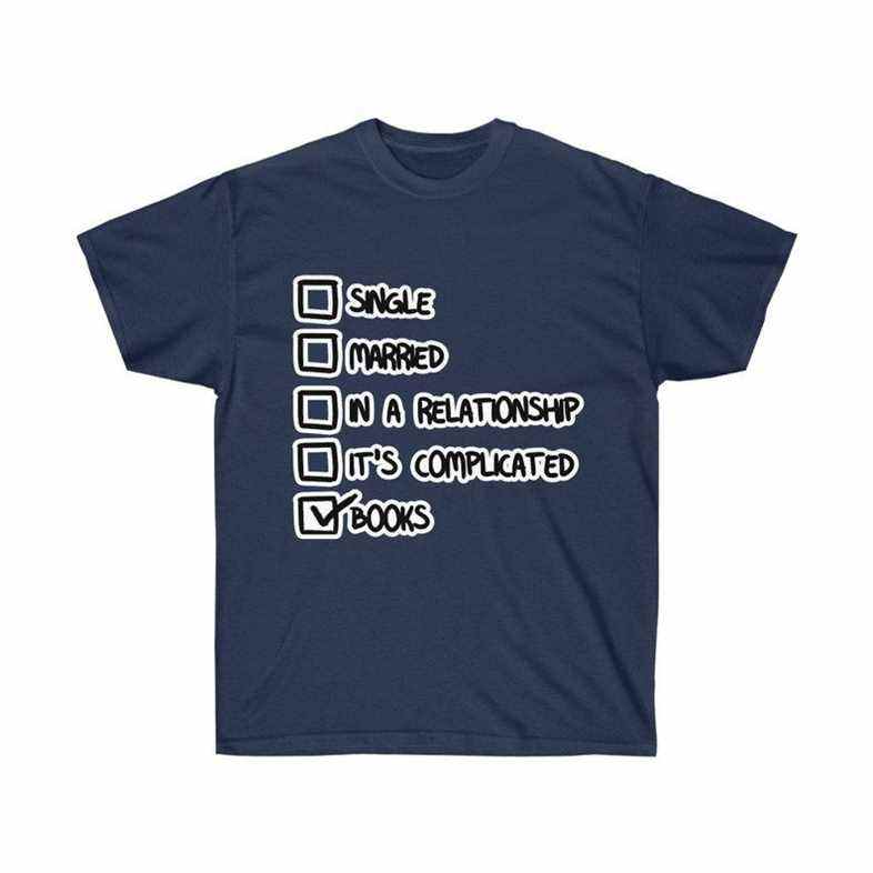 Image d'un t-shirt bleu foncé avec une liste de cases à cocher dessus, en train de lire célibataire, marié, en couple, c'est compliqué, et des livres.  Livres a la case marquée. 