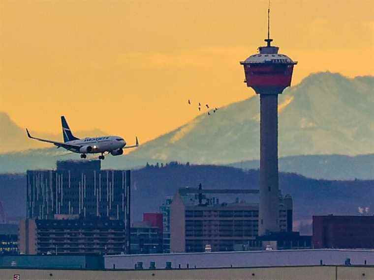 Un défibrillateur s’est précipité dans le cockpit alors qu’une urgence médicale oblige WestJet à retourner à Calgary