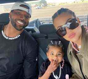 Tristan Thompson, True et Khloe Kardashian photographiés à des moments plus heureux.