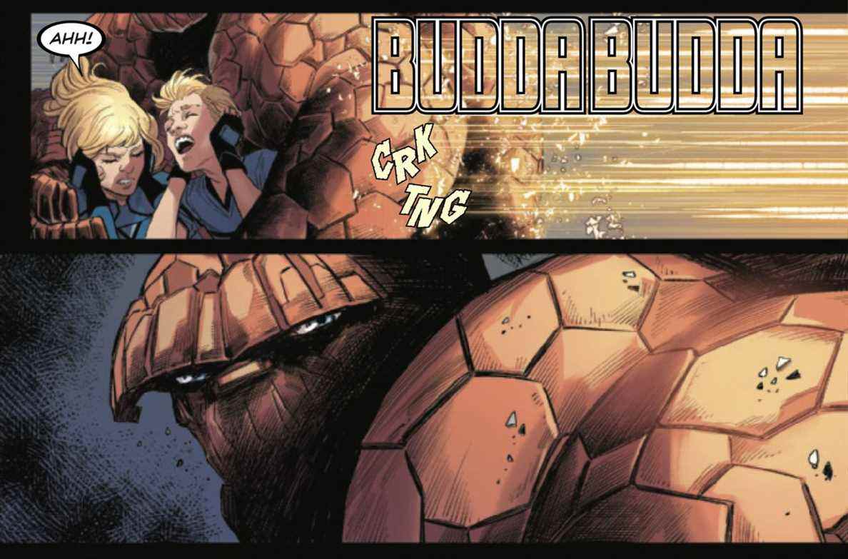 Ben Grimm protège Franklin et Valeria Richards d'une grêle de coups de feu.  Dans le panneau suivant, il regarde par-dessus son épaule les tireurs avec une belle et frappante expression de pure fureur juste dans Devil's Reign #1 (2021). 