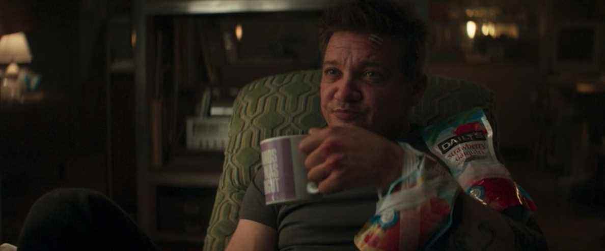 Hawkeye tient une tasse de Thanos Was Right