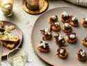 Tartelettes au chèvre Vulscombe et oignons rouges caramélisés de Sea & Shore. 