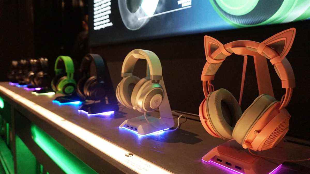 Une photo de plusieurs casques de jeu Razer sur des supports de casque.