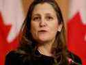 La vice-première ministre et ministre des Finances du Canada, Chrystia Freeland, prend la parole lors d'une conférence de presse à Ottawa, le 24 novembre 2021. 