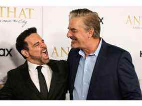 Chris Noth pose avec Mario Cantone lors de la première tapis rouge du 