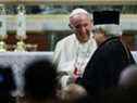 Le pape François réagit lors d'une rencontre avec des membres de la communauté religieuse à la cathédrale Saint-Dionys d'Athènes, en Grèce, le 4 décembre 2021.