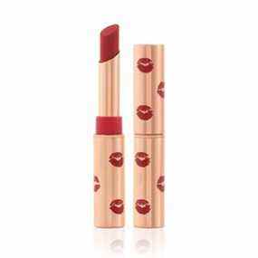 Lèvres de chance illimitées de Charlotte Tilbury Beauty dans Red Wishes.