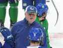 L'entraîneur-chef des nouveaux Canucks Bruce Boudreau fait passer son message au vétéran attaquant JT Miller lors de l'entraînement de l'équipe mardi au Rogers Arena.