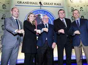 Les intronisés au Temple de la renommée du hockey Sergei Zubov, Hayley Wickenheiser, Jim Rutherford, Vaclav Nedomansky et Guy Carbonneau (de gauche à droite) montrent leurs bagues alors qu'ils posent pour une photo à Toronto en novembre 2019.