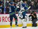 Le capitaine des Canucks Bo Horvat, à gauche, et le gardien Thatcher Demko, célébrant la victoire par blanchissage de lundi contre les Kings de LA, se sentent un peu mieux ces derniers temps avec quatre victoires à leurs cinq derniers matchs.