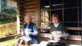 Une photo de la reine avec son amie Margaret Rhodes dans sa cabane en rondins à Balmoral, assise au même endroit que Maxwell et Epstein sur la photo précédente, figurait parmi les photos présentées devant un tribunal américain.