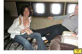 Ghislaine Maxwell est photographiée en train de masser les pieds de Jeffrey Epstein sur une photo récupérée lors d'un raid du FBI dans le manoir d'Epstein dans l'Upper East Side en 2019.