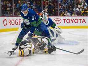 Le défenseur des Canucks de Vancouver Tyler Myers (57) contrôle l'attaquant des Bruins de Boston Nick Foligno (17) en deuxième période au Rogers Arena.