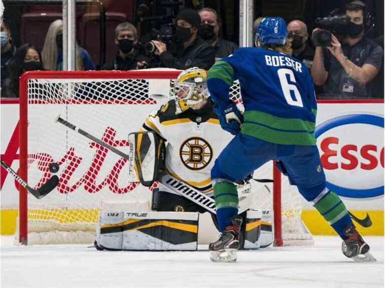 Les Canucks battent les Bruins, empochant des points dans une bataille de style éliminatoire