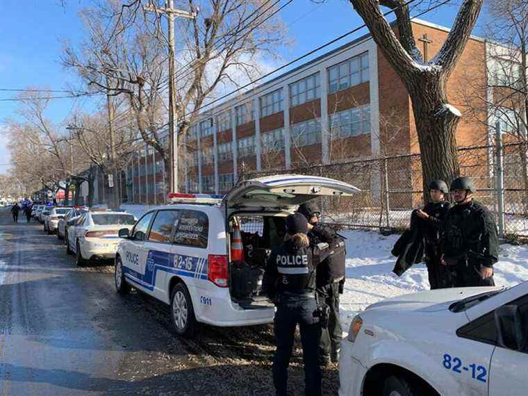 Un élève de 9e année arrêté après qu’un enseignant a été poignardé à l’école secondaire de Montréal