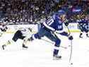 Corey Perry du Lightning de Tampa Bay tire contre les Blues de St. Louis lors de la première période à l'Amalie Arena de Tampa le 2 décembre 2021. 