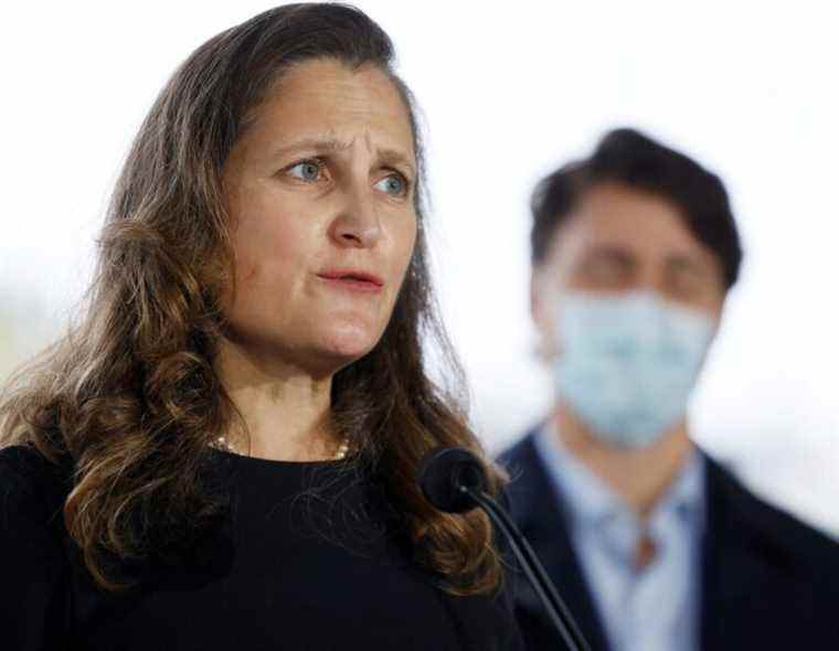 Freeland s’inquiète d’Omicron pour pousser les députés à adopter rapidement le projet de loi sur l’aide