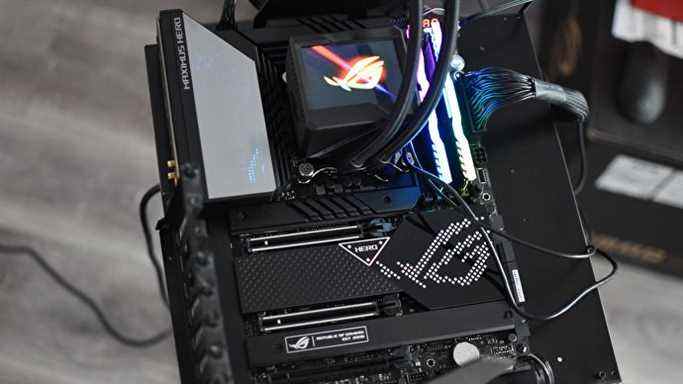 Une carte mère Asus ROG Maximus Z3690 avec RAM, CPU et refroidisseur installés.