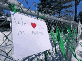 Un signe de soutien à l'enseignante Fatemeh Anvari devant l'école primaire de Chelsea le 9 décembre 2021.