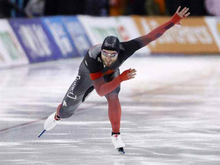 Le patineur de vitesse Laurent Dubreuil sprinte vers le podium olympique