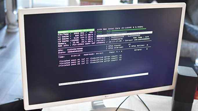 Un moniteur de PC montrant MemTest86 en action.