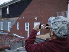 Miguel Macias examine les dégâts causés à l'église Emmanuel Baptist où il s'est réfugié la nuit dernière lors de la tornade du 11 décembre.