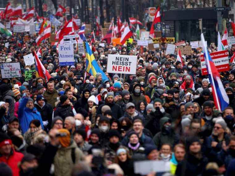 Manifestation de masse à Vienne contre les restrictions controversées du COVID en Autriche