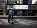 Des piétons passent devant la Bourse de Toronto dans le quartier financier de Toronto le 16 septembre 2021. 