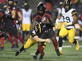 DeVonte Dedmon renvoie un coup de pied lors d'un match des Redblacks contre les Tiger-Cats à Ottawa le 22 septembre.