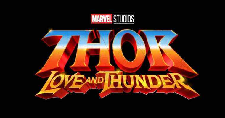 L'affiche non officielle de Thor: Love and Thunder apporte un nouveau regard sur le costume de Mighty Thor
