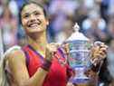 Emma Raducanu de Grande-Bretagne célèbre avec le trophée du championnat après son match contre Leylah Fernandez du Canada (pas sur la photo) lors de la finale du simple dames le treizième jour du tournoi de tennis US Open 2021 à l'USTA Billie Jean King National Tennis Center.  