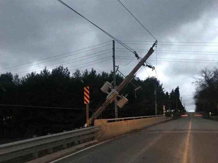 Des vents extrêmes laissent 210 000 personnes sans électricité en Ontario