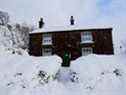 Une vue générale d'une maison couverte de neige tombée pendant la nuit de la tempête Arwen à Leek, Staffordshire, Grande-Bretagne, le 27 novembre 2021.  