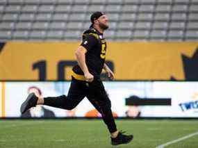 Le joueur de ligne offensive des Tiger-Cats Chris Van Zeyl, vu en train de courir sur le gazon du Tim Hortons Field samedi, a déclaré que la Coupe Grey n'était « pas qu'un autre match ».