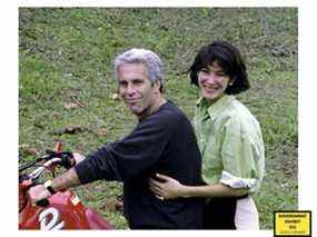 Tellement rêveur.  Une photo non datée montre Jeffrey Epstein et Ghislaine Maxwell.  La photo a été déposée en preuve par le bureau du procureur américain le 7 décembre 2021 lors du procès de Ghislaine Maxwell, l'associée de Jeffrey Epstein accusée de trafic sexuel, à New York.