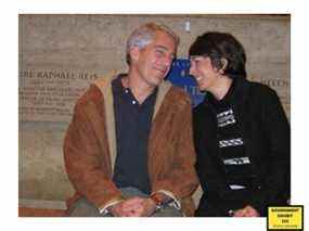 Une photo non datée montre Jeffrey Epstein et Ghislaine Maxwell.  La photo a été déposée en preuve par le bureau du procureur américain le 7 décembre 2021 lors du procès de Ghislaine Maxwell, l'associée de Jeffrey Epstein accusée de trafic sexuel, à New York.