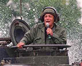 Comme une scène de la tempête de neige majeure de Toronto en janvier 1999 - et avec l'aide de fausse neige - le maire Mel Lastman se rend à son 7e événement de golf caritatif annuel de deux jours au Lionhead Golf Club de Brampton à bord d'un véhicule blindé de transport de troupes Bison des Forces armées canadiennes le 7 septembre 1999.