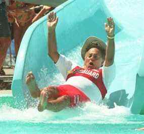 Le maire Mel Lastman a aidé à ouvrir le « Waterslide » au parc Stan Wadlow à East York le 1er août 1999.