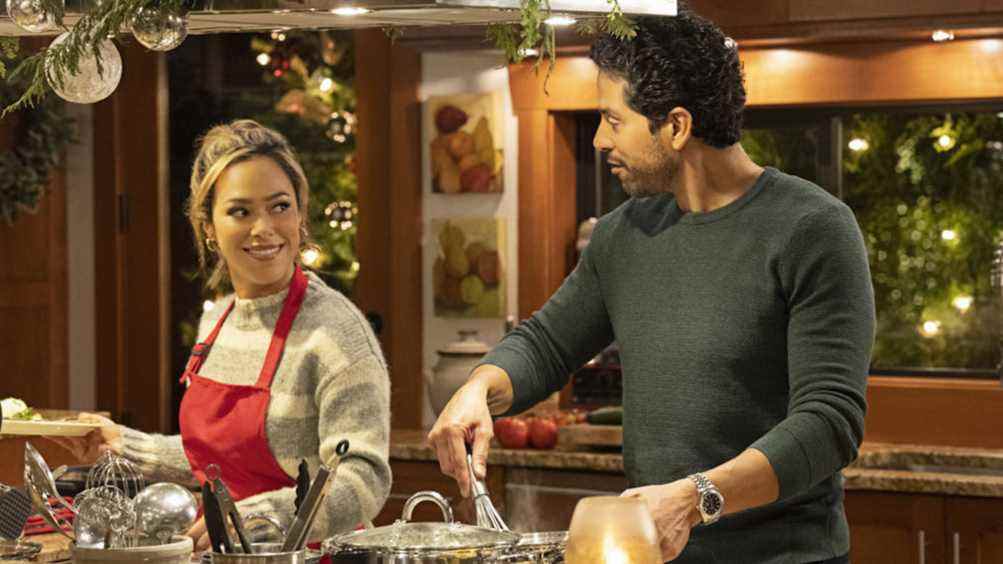 Jessica Camacho dans le rôle de Maria Winters, Adam Rodriguez dans le rôle de Julian Diaz dans Une proposition de Noël