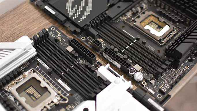 Les emplacements RAM de deux cartes mères, l'une prenant en charge la DDR4 et l'autre la DDR5.