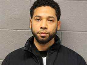 Dans ce document fourni par le service de police de Chicago, Jussie Smollett pose pour une photo de réservation après s'être rendu au service de police de Chicago le 21 février 2019.