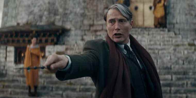 Mads Mikkelsen brille dans le rôle de Grindelwald dans Fantastic Beasts: The Secrets of Dumbledore's First Trailer
