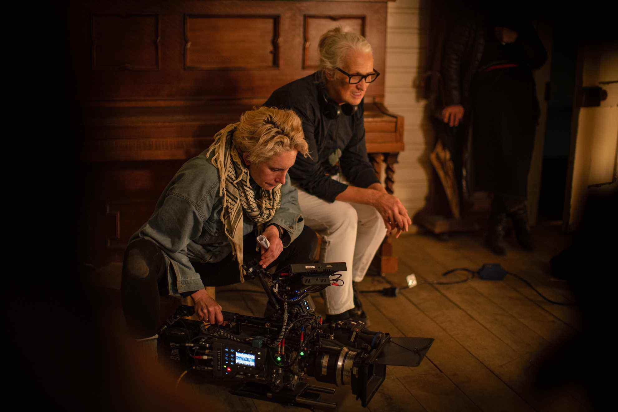 LE POUVOIR DU CHIEN (de gauche à droite) : ARI WEGNER (DIRECTEUR DE LA PHOTOGRAPHIE), JANE CAMPION (DIRECTEUR,PRODUCTEUR) dans LE POUVOIR DU CHIEN.  Cr.  KIRSTY GRIFFIN/NETFLIX © 2021